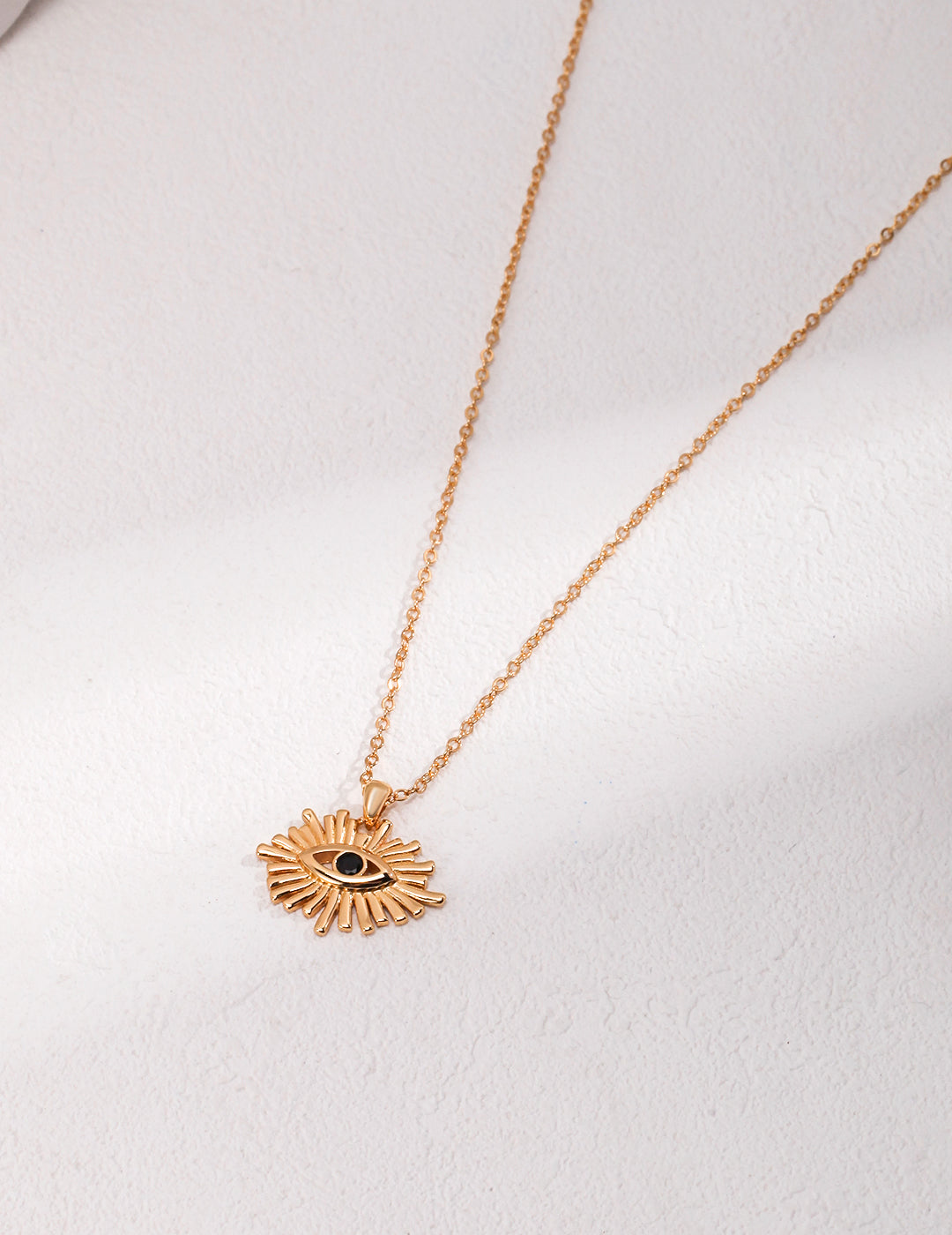 The Eye - Necklace with eye pendant