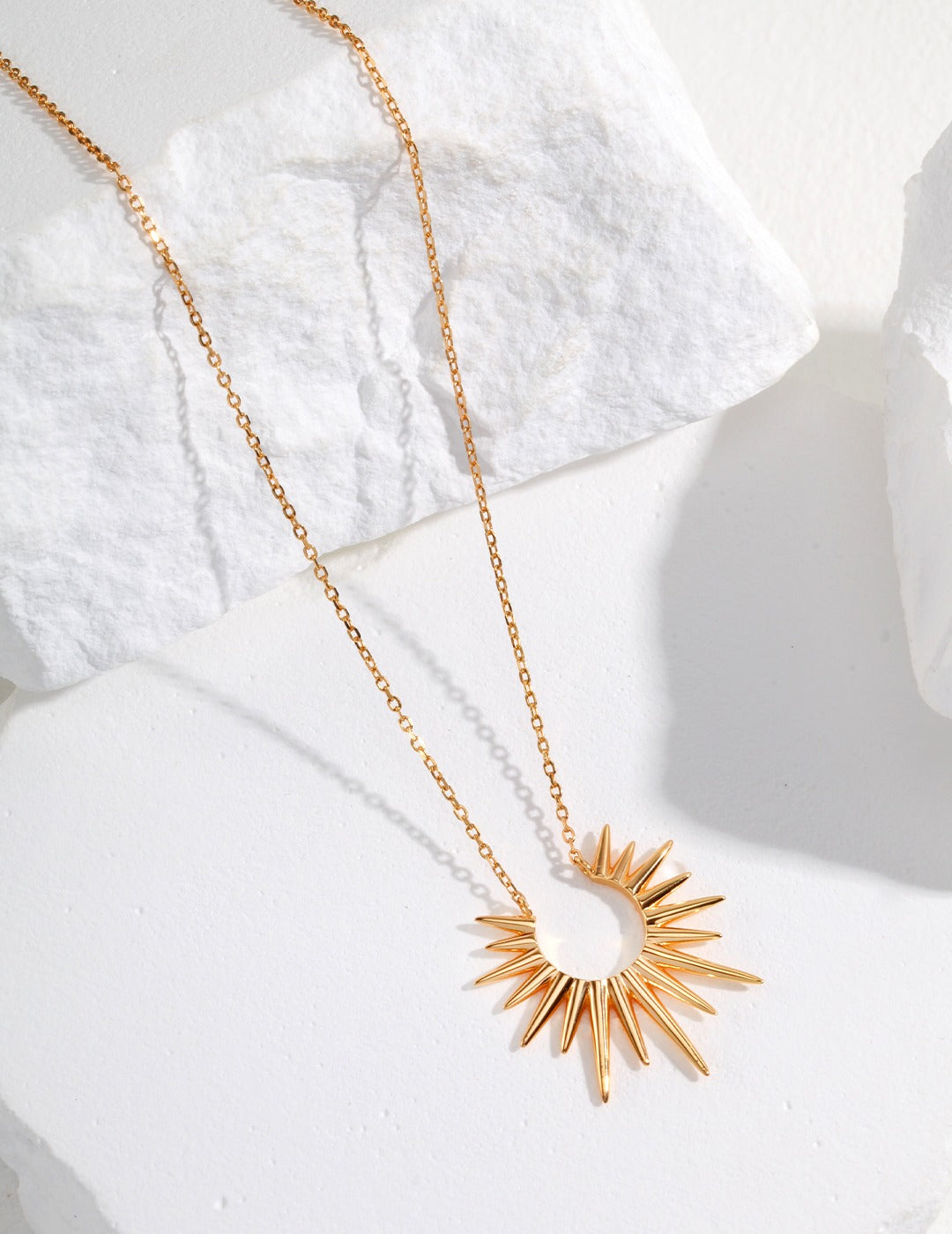 Beau comme le Soleil fine necklace with sun pendant & fine chain