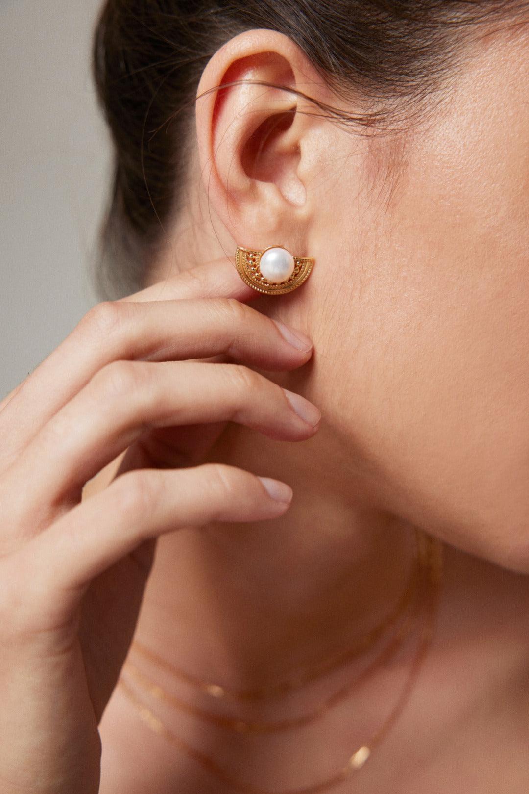 Half Moon - Classic pearl stud earrings