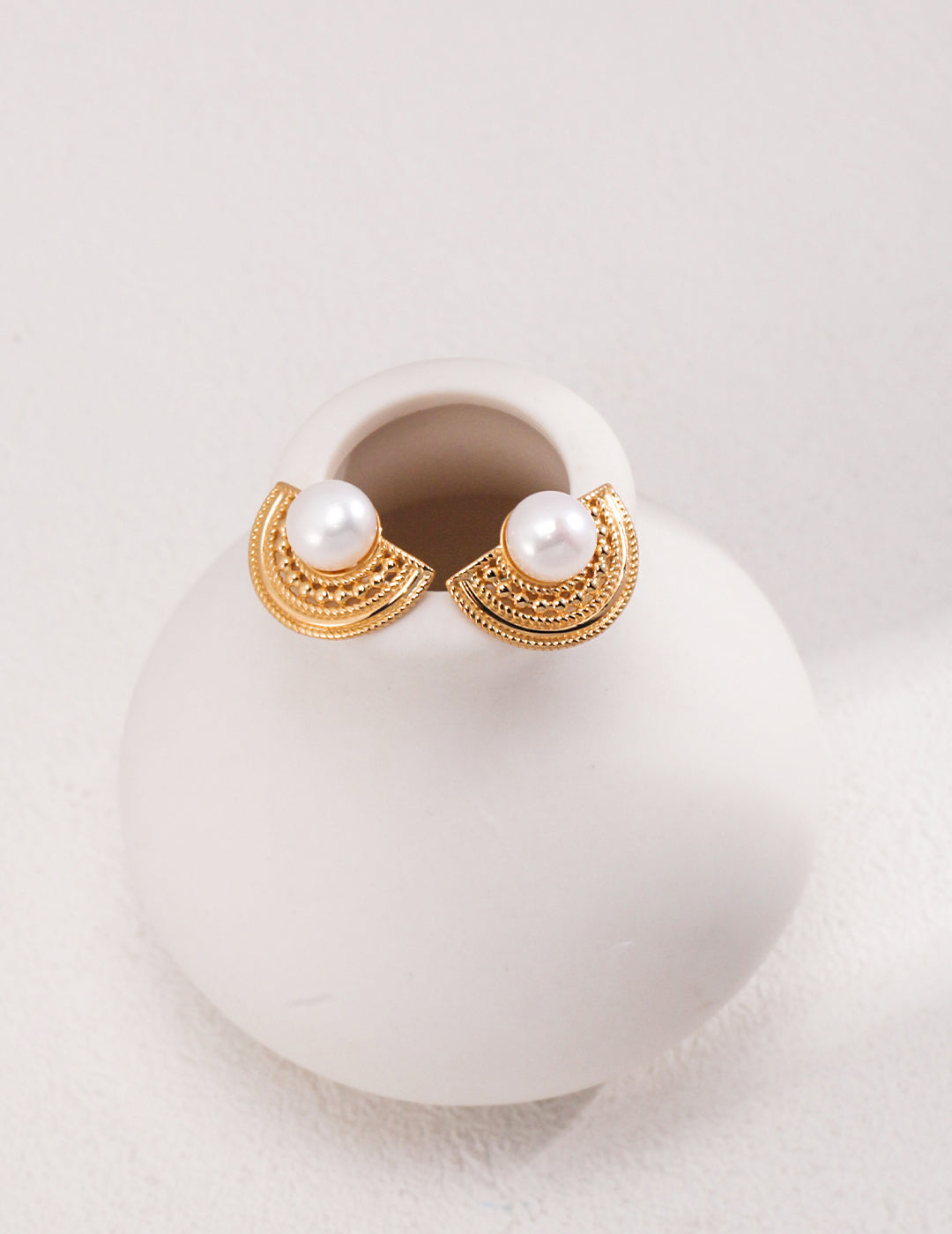 Half Moon - Classic pearl stud earrings