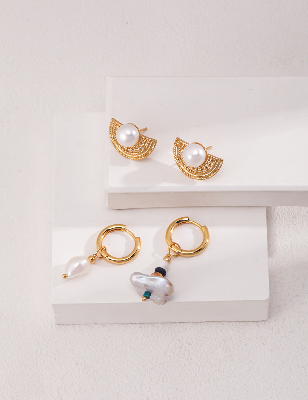Half Moon - Classic pearl stud earrings