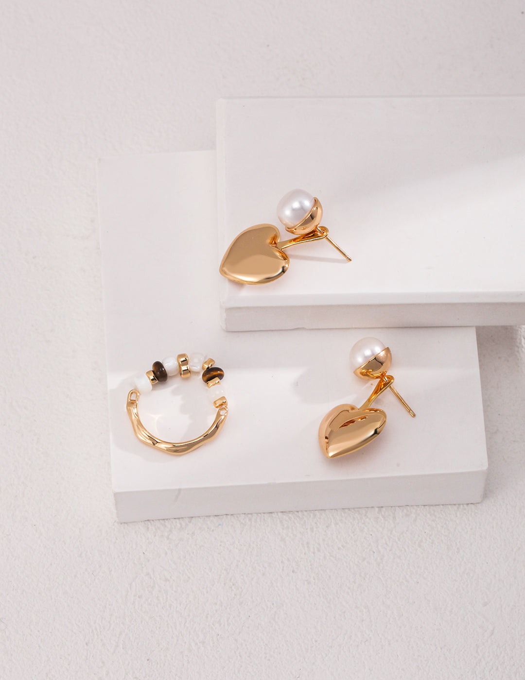 L'amour - Pearl stud earrings in heart shape