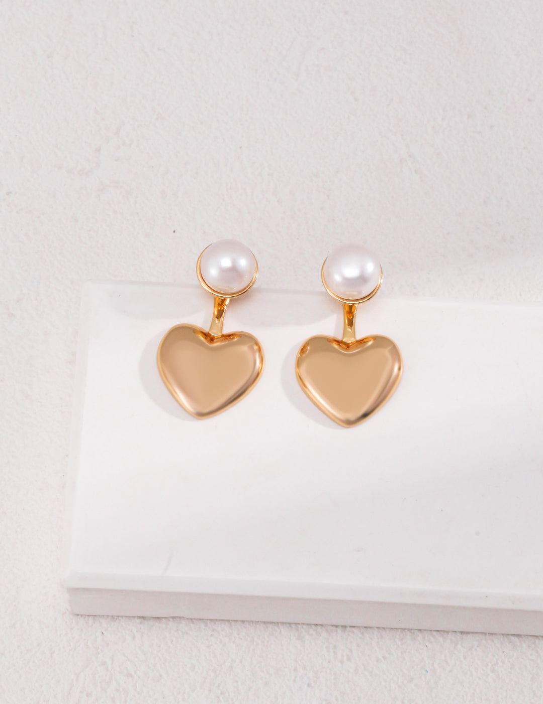 L'amour - Pearl stud earrings in heart shape