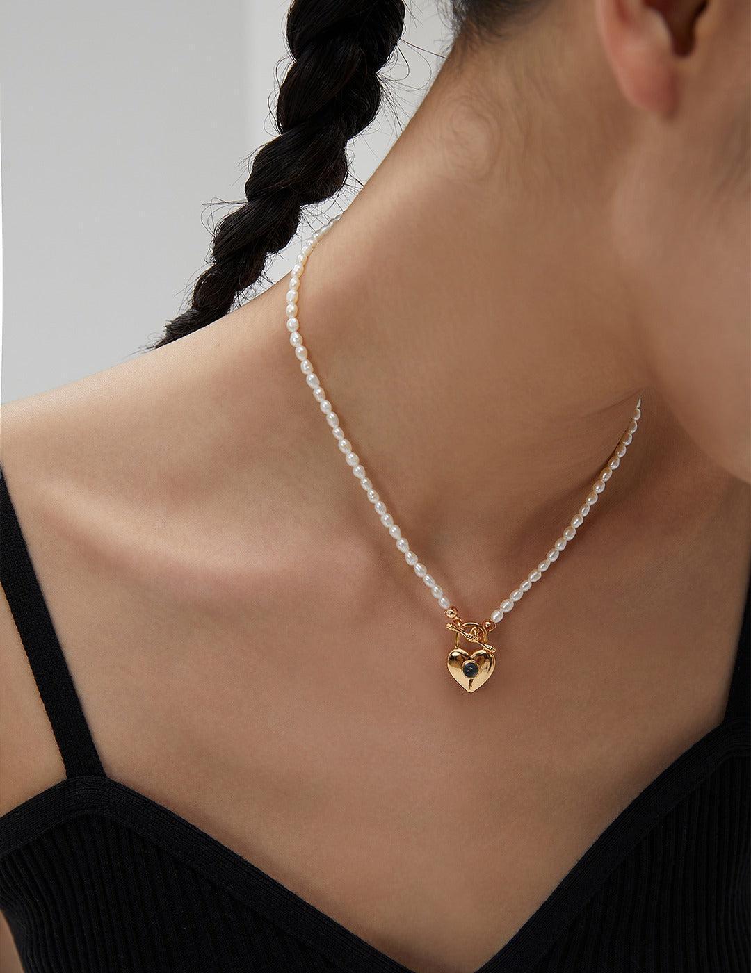 Isa - Pearl necklace with heart-shaped pendant