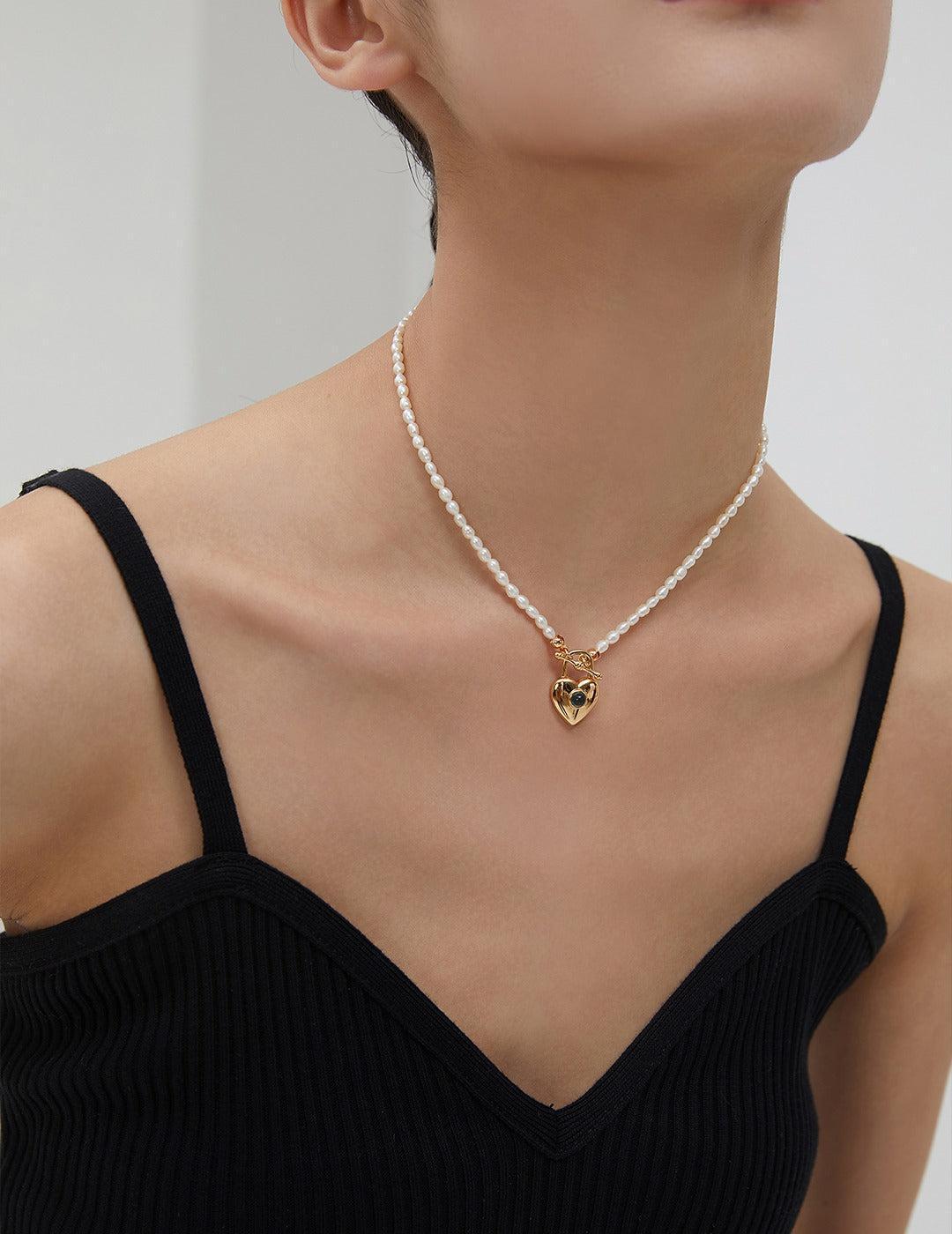 Isa - Pearl necklace with heart-shaped pendant