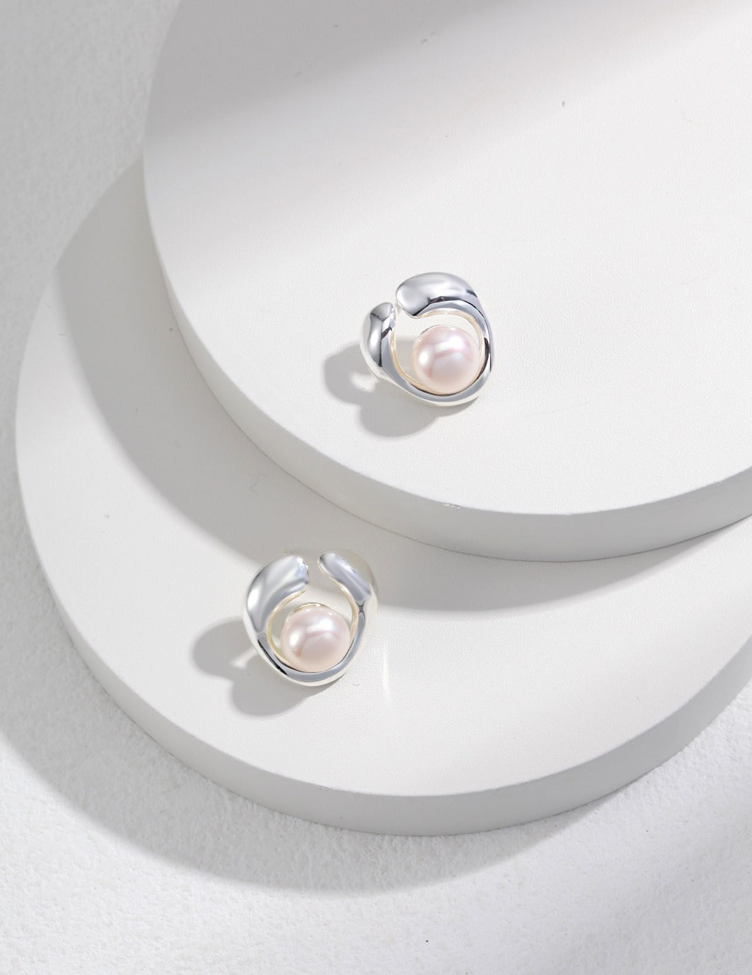 Pearl's Heart - Classic pearl stud earrings