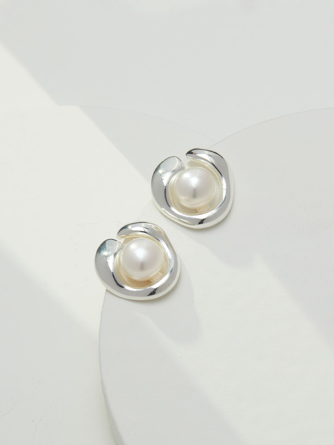 Pearl's Heart - Classic pearl stud earrings